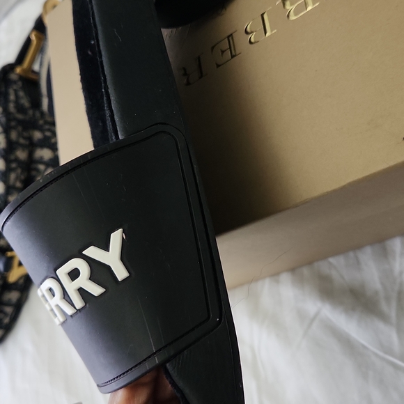 [SOLD]Authentic Burberry Slide - Picture 5 of 7